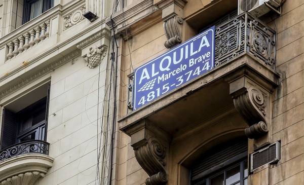 Dos años sin regulación: alquileres al doble y un salario mínimo que no cubre ni la mitad