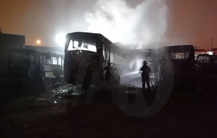 Incendio en Ate arrasa con 18 buses de Etmimsa y deja en crisis a transportistas