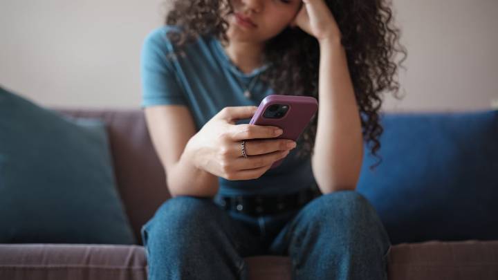 Si en su celular aparece el ícono de un ojo, podría ser una señal de que está siendo vigilado sin darse cuenta