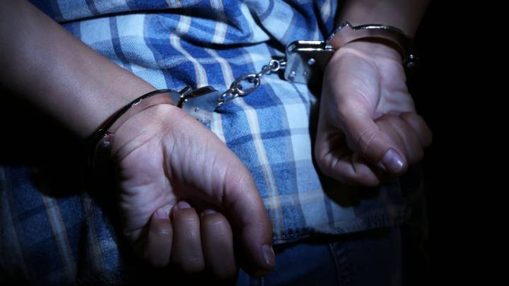 ICE detiene erróneamente a un ciudadano estadounidense por “parecer somalí” durante operativo