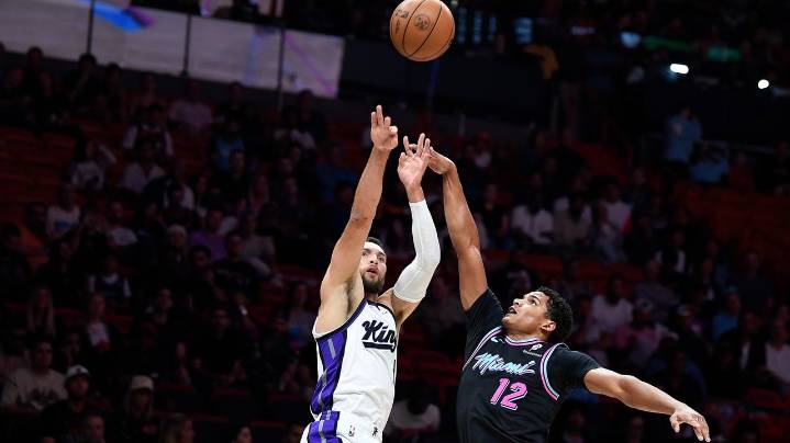 Zach LaVine scores 42, Kings top Heat 127