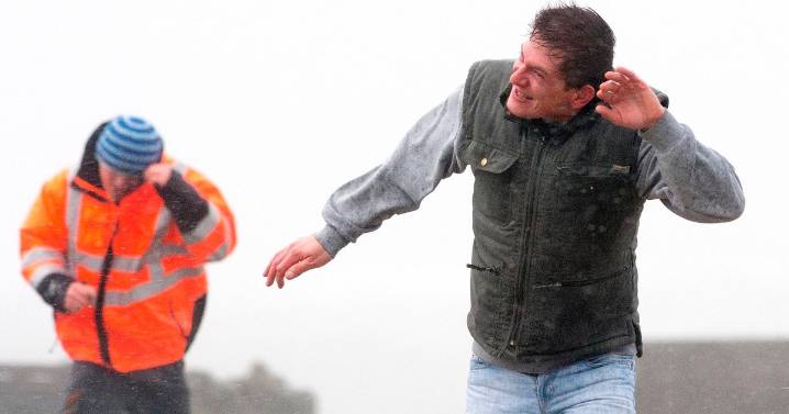 Storm Bram: Met Office orders Brits to do six crucial things to stay safe