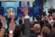 Lanza la Casa Blanca lanza un portal para señalar supuestos fake news de la prensa