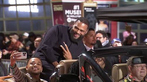 Holiday season kicks off in Hollywood with annual 93rd annual Christmas parade