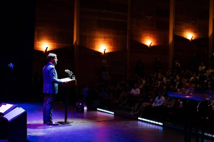 “Usted le falló a los niños”: Presidente Boric es increpado por manifestante durante la entrega del informe del INDH