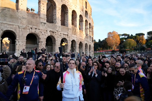 Atletas italianos dan inicio al relevo de la antorcha para los Juegos de Invierno de Milán