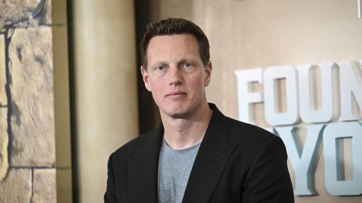 Not so fast, Netflix. Paramount launches hostile bid for Warner Bros. Discovery