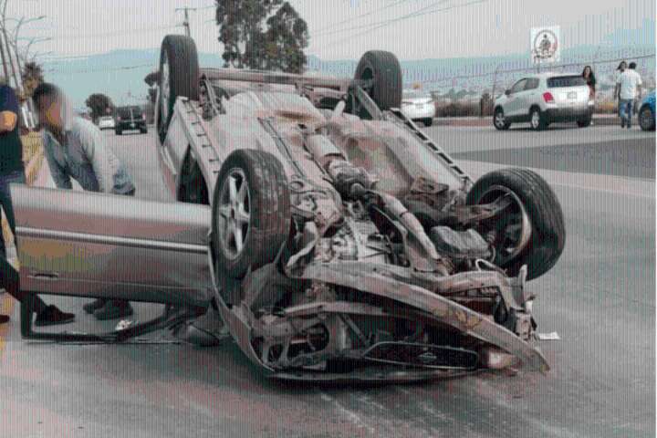 Volcadura en el Monumento al Bombero genera tráfico pesado este sábado