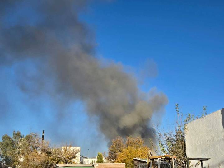 Fuego arrasa con vivienda en San Felipe; Hay un herido