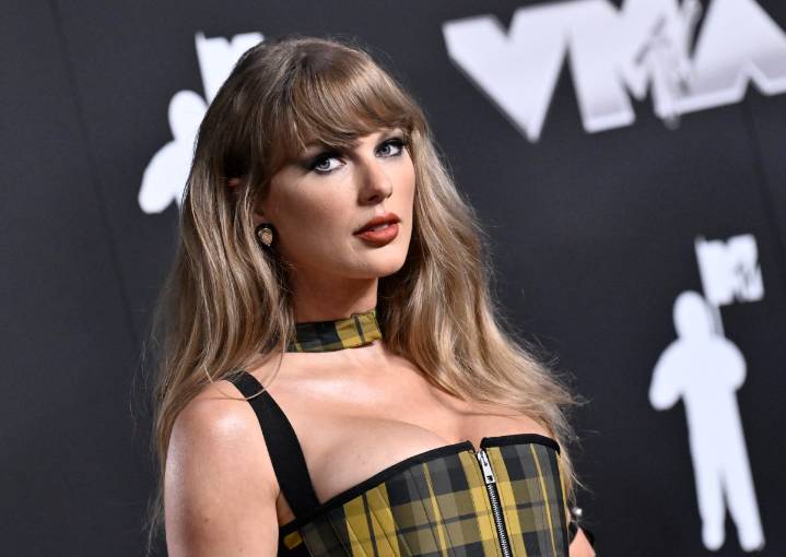 Taylor Swift rompe en llanto al recordar a las niñas fallecidas en el ataque de Southport en Reino Unido