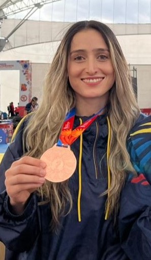 SUMÓ UNA PRESEA DE BRONCE -