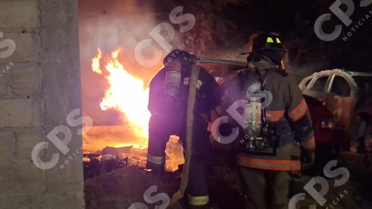 Arde lote en Los Mangos: vehículos envueltos en llamas y miedo entre vecinos