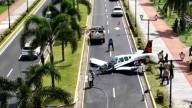 Avioneta realiza aterrizaje de emergencia en una vía turística de Ciudad de Panamá; dos personas resultan con heridas leves