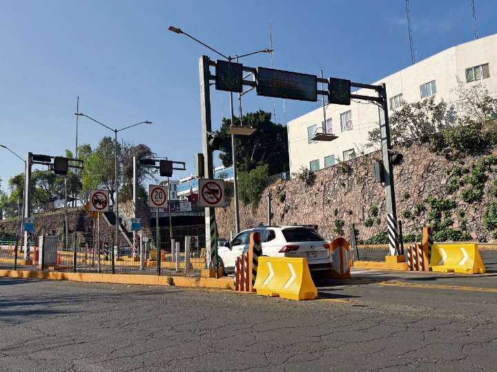 Pese a poncha llantas, buscan evadir peaje en Viaducto Elevado