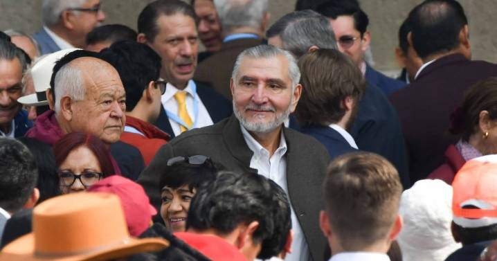 ‘Son recursos propios’: Adán Augusto niega que haya regalado 17 mil libros de AMLO con dinero del Senado