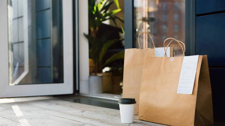 Doorbell Camera Captures Delivery Woman Pepper Spraying Customer's Food