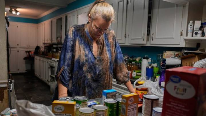 This holiday season isn’t very merry for consumers, poll finds