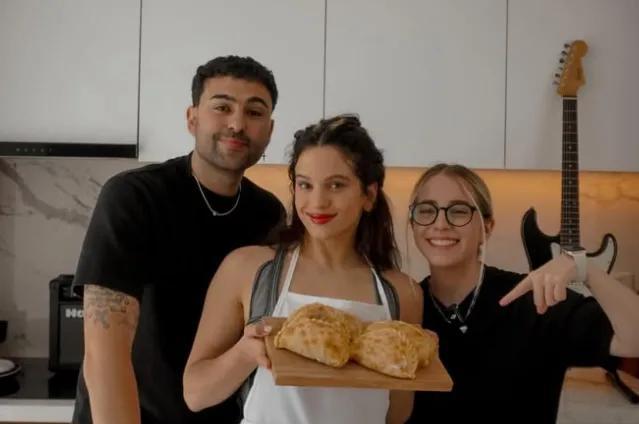 Rosalía argentinizada: En su paso por el país cocinó empanadas salteñas