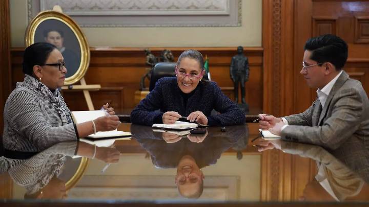 Claudia Sheinbaum invita al Papa León XIV a visitar México en llamada telefónica