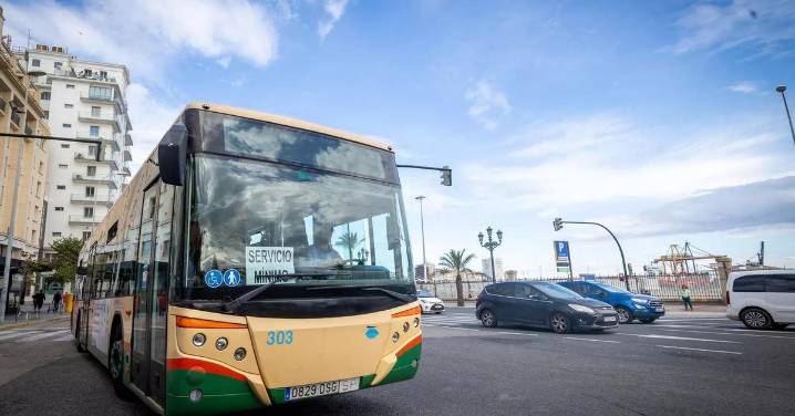 IU señala que Bruno García "dos años y medio después, vuelve cinco años atrás" con el pliego de transporte urbano