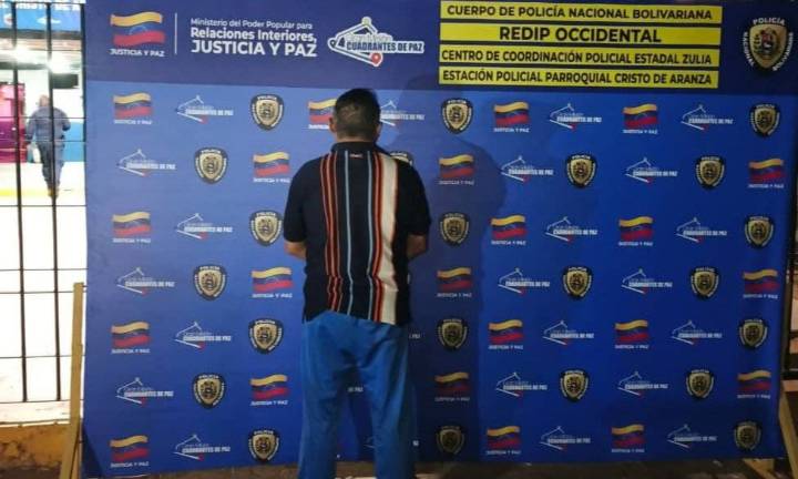 Detienen a profesor por acosar a su alumna por WhatsApp