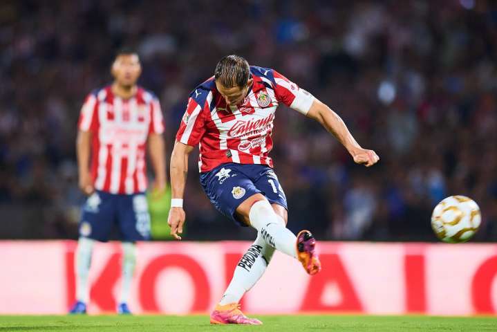 'Chicharito' falla penal y deja escapar las semifinales; Cruz Azul elimina a Chivas