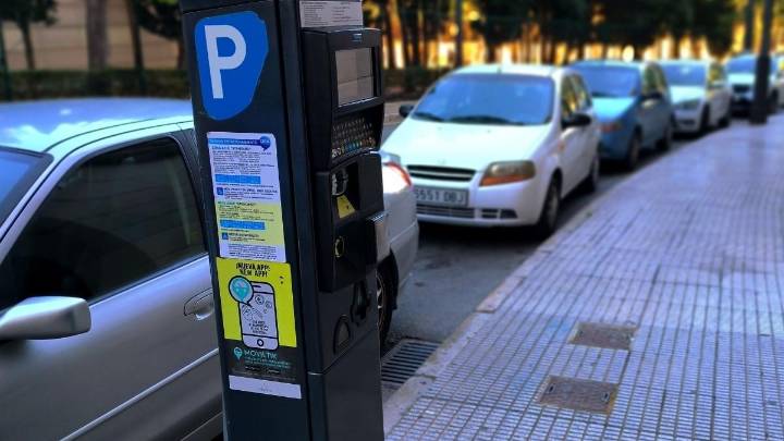 El PSOE critica la falta de licitación para la zona azul de Benidorm que continúa con la empresa que cometió infracciones