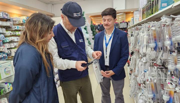 Detectan productos navideños con Sello SEC adulterados en operativo de fiscalización en Mall Chino de Viña del Mar