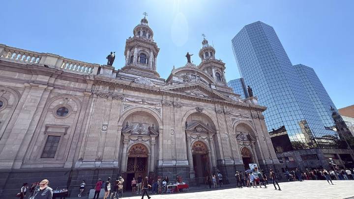 Santiago de Chile visto por el cacereño Carlos Ortiz: entre el recuerdo de Pinochet y la sombra de un narco