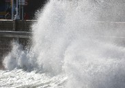 La bravura del mar azota de nuevo el Muro de Gijón