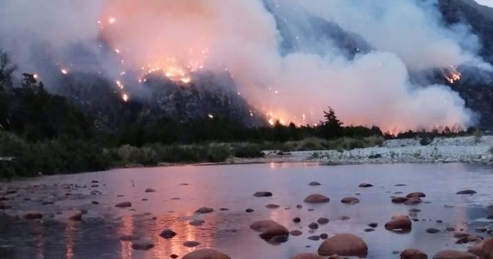 El incendio cerca de Lago Puelo ya afectó más de 3 mil hectáreas: el humo impide el combate aéreo