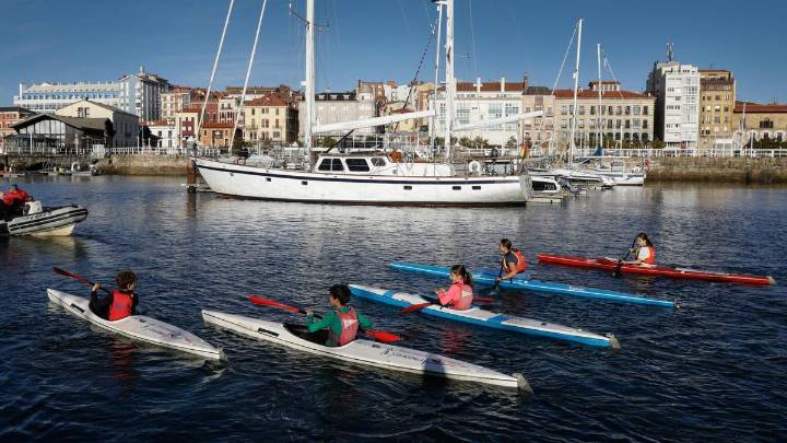 El Grupo ante el conflicto del piragüismo en el Muelle de Gijón: "el proyecto de iluminación con el Ayuntamiento no garantiza remar de noche, pero sería un argumento para lograrlo"