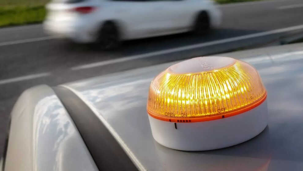 Todo lo que debes saber sobre la baliza V-16: la nueva señalización obligatoria en carretera