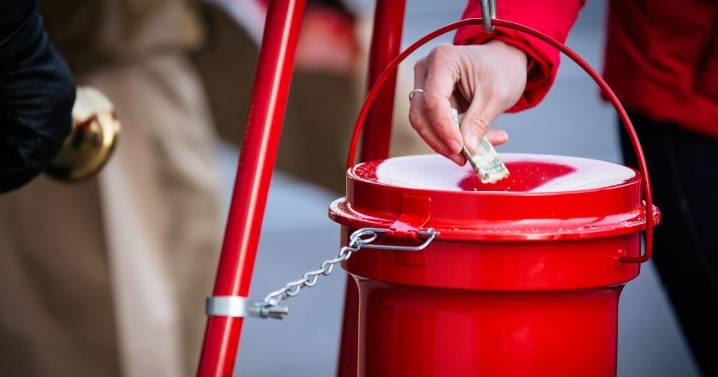 Repican las campanas de The Salvation Army en Walmart para ayudar a familias necesitadas de Florida