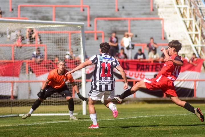 Golpe inesperado, respuesta rápida, ninguna mano de nocaut
