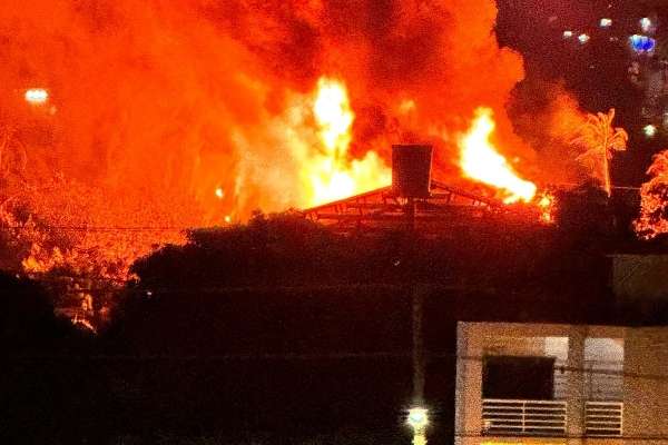 Incendio en Pescaíto arrasa con fábrica de muebles en Santa Marta