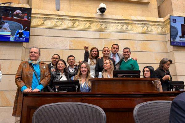 Senado devuelve la mesada 14 a los maestros y aprueba proyectos clave en servicios públicos, salud y ambiente