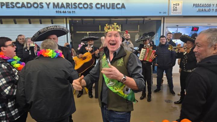 Mariachis en la emotiva fiesta de cumpleaños que ha paralizado el Mercado Central