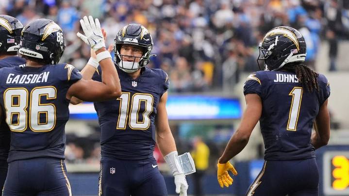 Chargers QB Justin Herbert has surgery on non-throwing hand, playing status to be determined