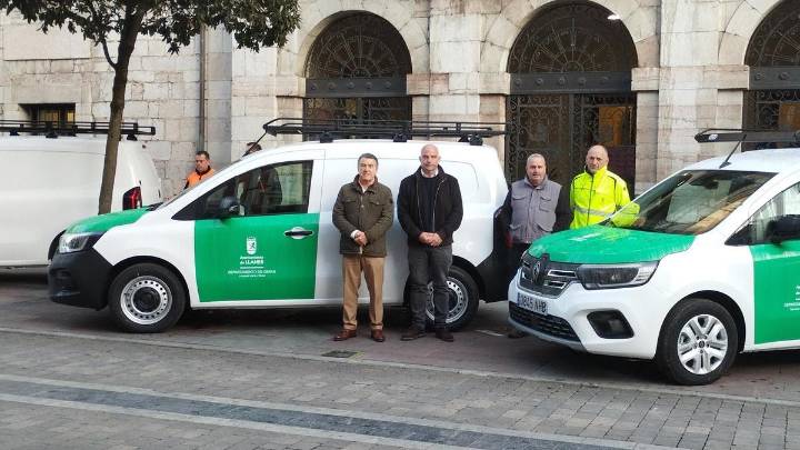 El Ayuntamiento de Llanes presenta cuatro nuevos vehículos para servicios municipales