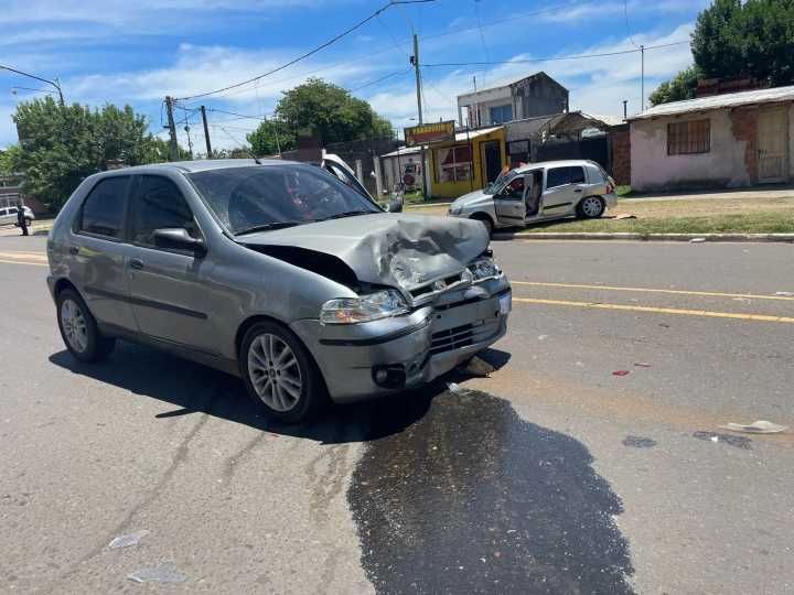Octogenario al volante de un auto, giró en U en la Avenida y lo chocaron, fue trasladado al Masvernat