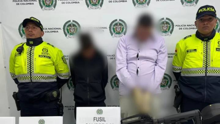 Capturan a hombre que disparó al aire con fusil en Bogotá: tenía una misteriosa máscara