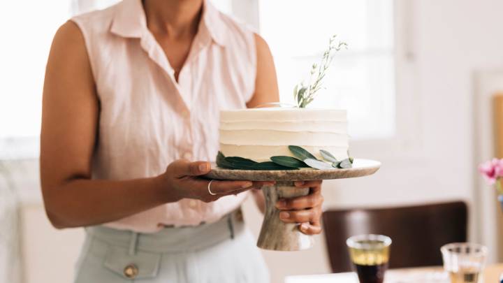 The Pro Tips You Need Before Attempting To Move A Frosted Cake For Serving