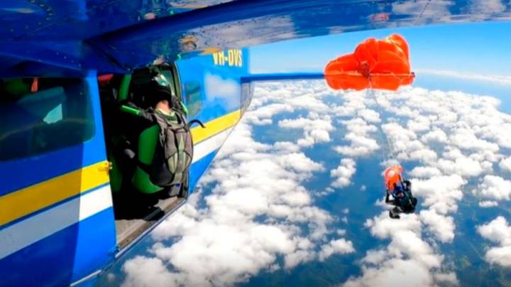 Impresionante accidente: paracaidista quedó colgando de la cola de un avión