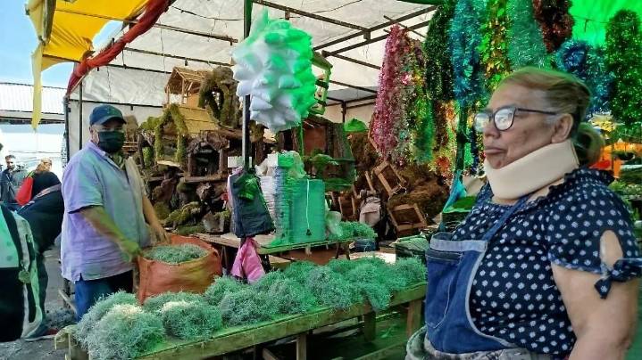 “Mientras pueda, seguiré”: artesana salmantina lleva 55 años creando pesebres que unen a las familias