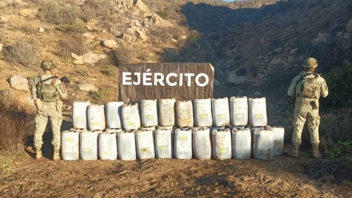 Encuentran bajo tierra 2 mil litros de precursores químicos en Ensenada, Baja California