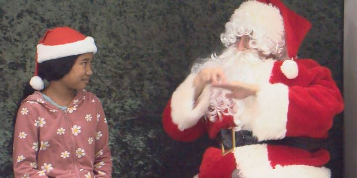 Deaf Santa signs with keiki at annual community event