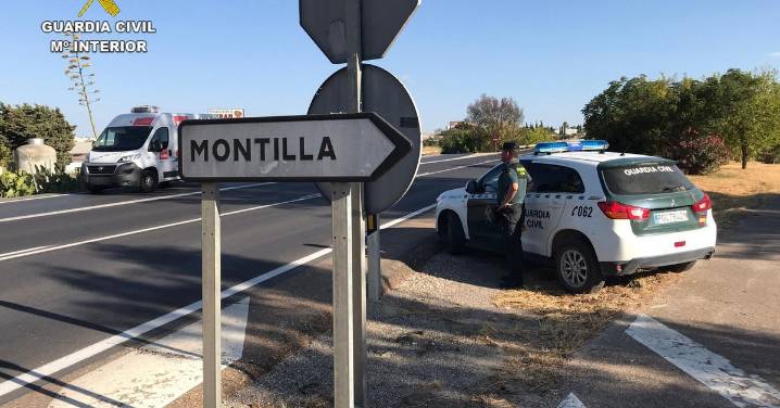 La Guardia Civil rescata en Montilla a tres personas del interior de un domicilio en llamas
