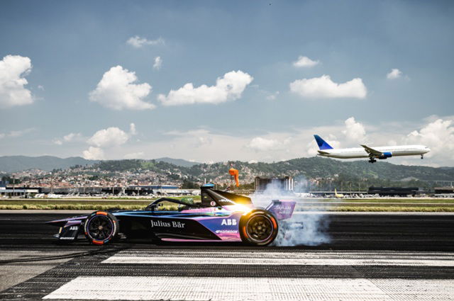 Felipe Drugovich conduce el auto GEN3 Evo en una pista del aeropuerto antes del Google Cloud São Paulo E