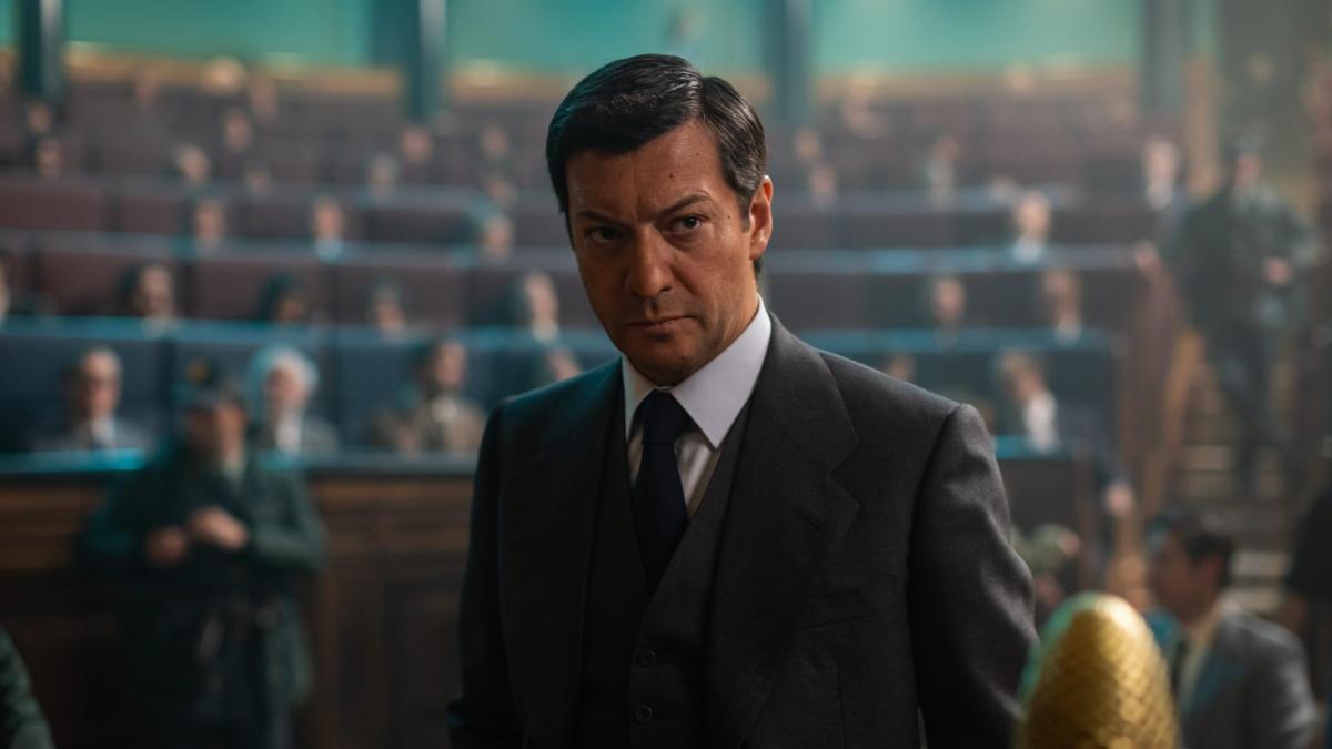 Álvaro Morte consigue un doble mortal al sacrificar su cara y su voz para ser Adolfo Suárez en ‘Anatomía de un instante’